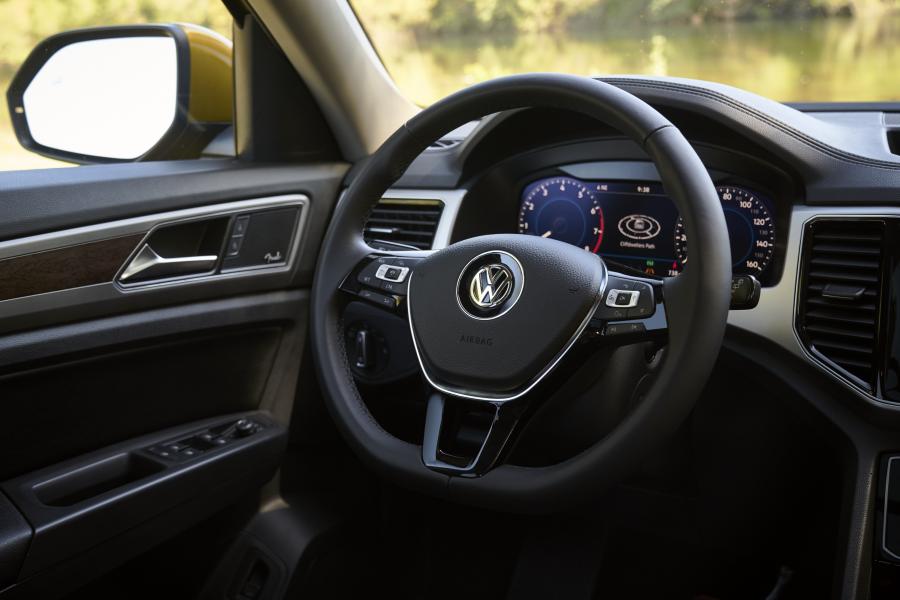 Панель приборов Volkswagen Atlas V6 4Motion 2017 года  (фото 16 из 52)